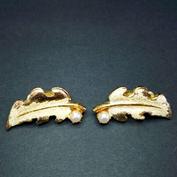 Vintage KRAMER Clip On EARRINGS Gold Tone Figural Leaf With Faux Pearl - Picture 1 of 7